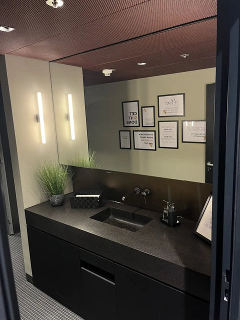 Maßgefertigte Corian® Waschtische – Langlebiges Design trifft dunkle Eleganz