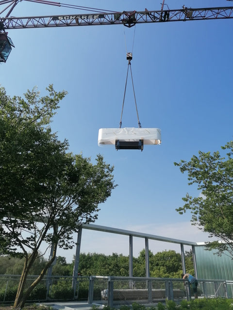 Prestige-Projekt: Konferenztisch aus Corian® Glacier White