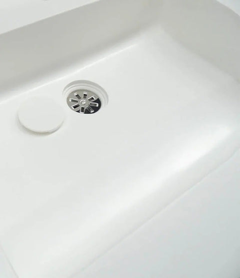 Double vasque Corian® WoodOne+ angulaire avec meuble bas à deux rangées par Henneke